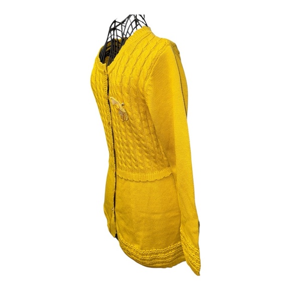 Vibrant Yellow Crew Neck Sweater with Classic Design - Picture 3 of 7